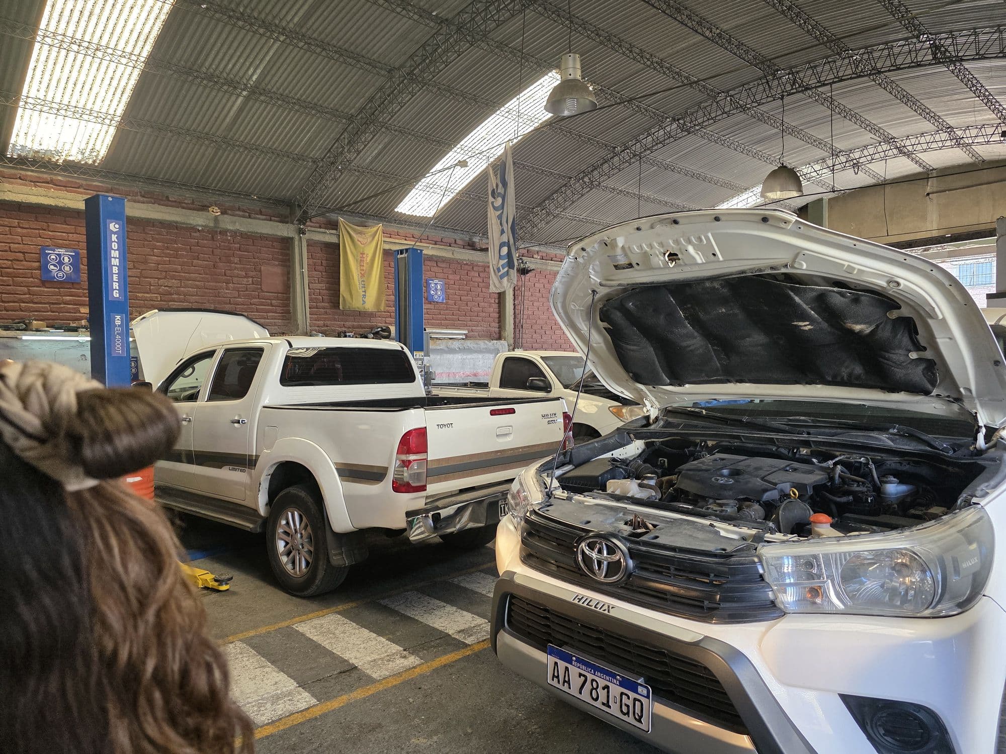 Vista general del taller con camionetas Hilux en servicio