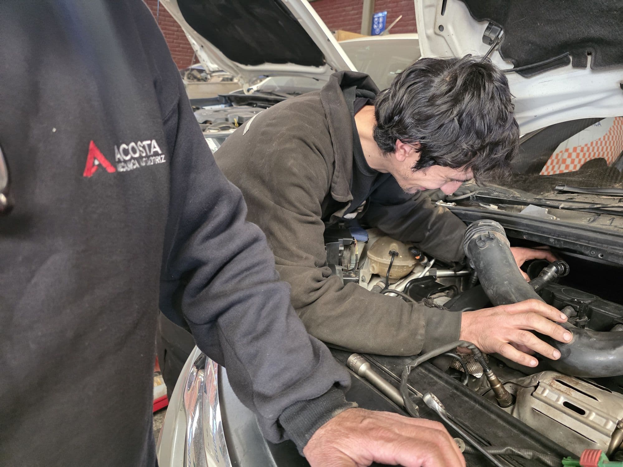 Mecánico trabajando en el motor de un vehículo