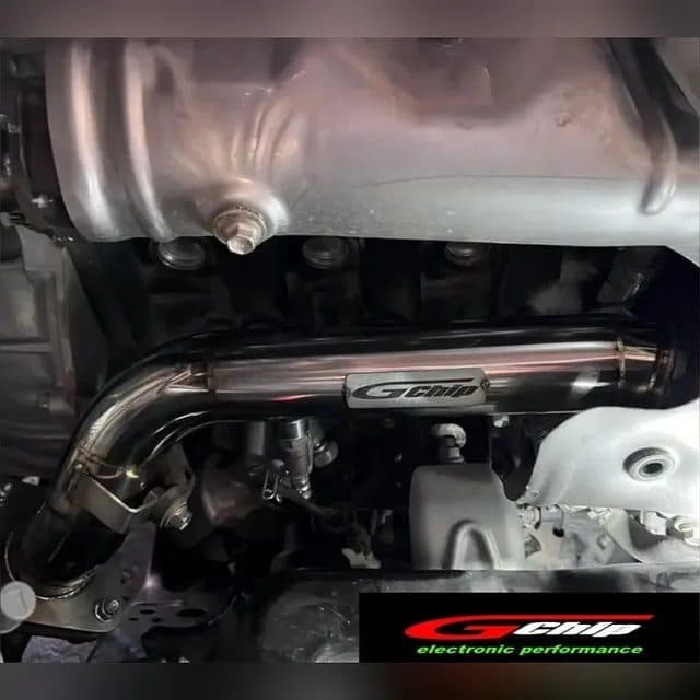 Downpipe Gchip instalado en el motor